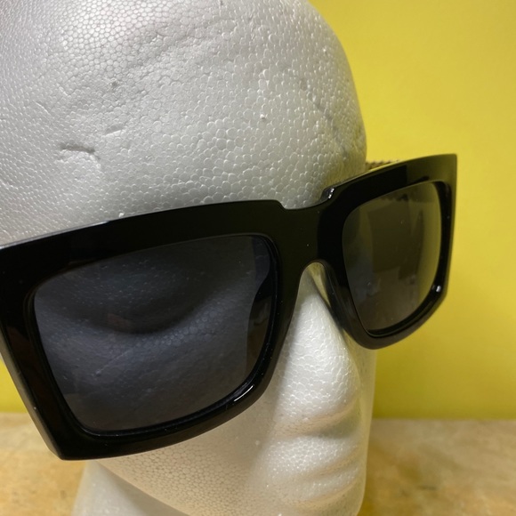 SUNGLASSES 😎 - Picture 2 of 3